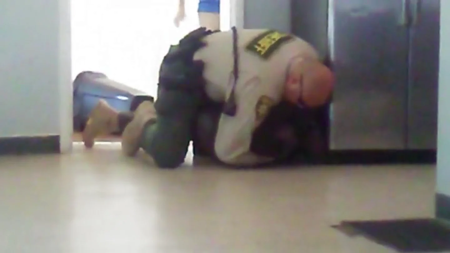 Un policía derriba a un joven de 15 años sin brazos ni piernas en un centro de menores de Arizona Un policía derriba a un joven de 15 años sin brazos ni piernas en un centro de menores de Arizona