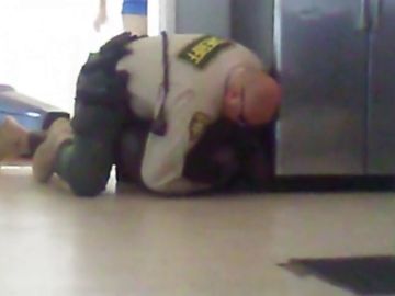 Un policía derriba a un joven de 15 años sin brazos ni piernas en un centro de menores de Arizona Un policía derriba a un joven de 15 años sin brazos ni piernas en un centro de menores de Arizona