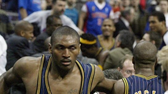 Ron Artest, al bajar de la grada tras pelearse con la grada de los Pistons