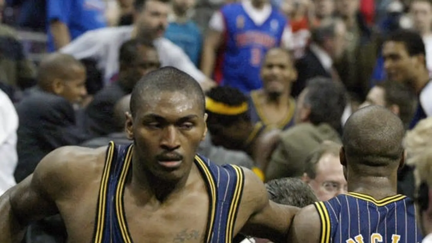 Ron Artest, al bajar de la grada tras pelearse con la grada de los Pistons Ron Artest, al bajar de la grada tras pelearse con la grada de los Pistons