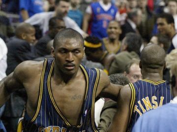Ron Artest, al bajar de la grada tras pelearse con la grada de los Pistons Ron Artest, al bajar de la grada tras pelearse con la grada de los Pistons