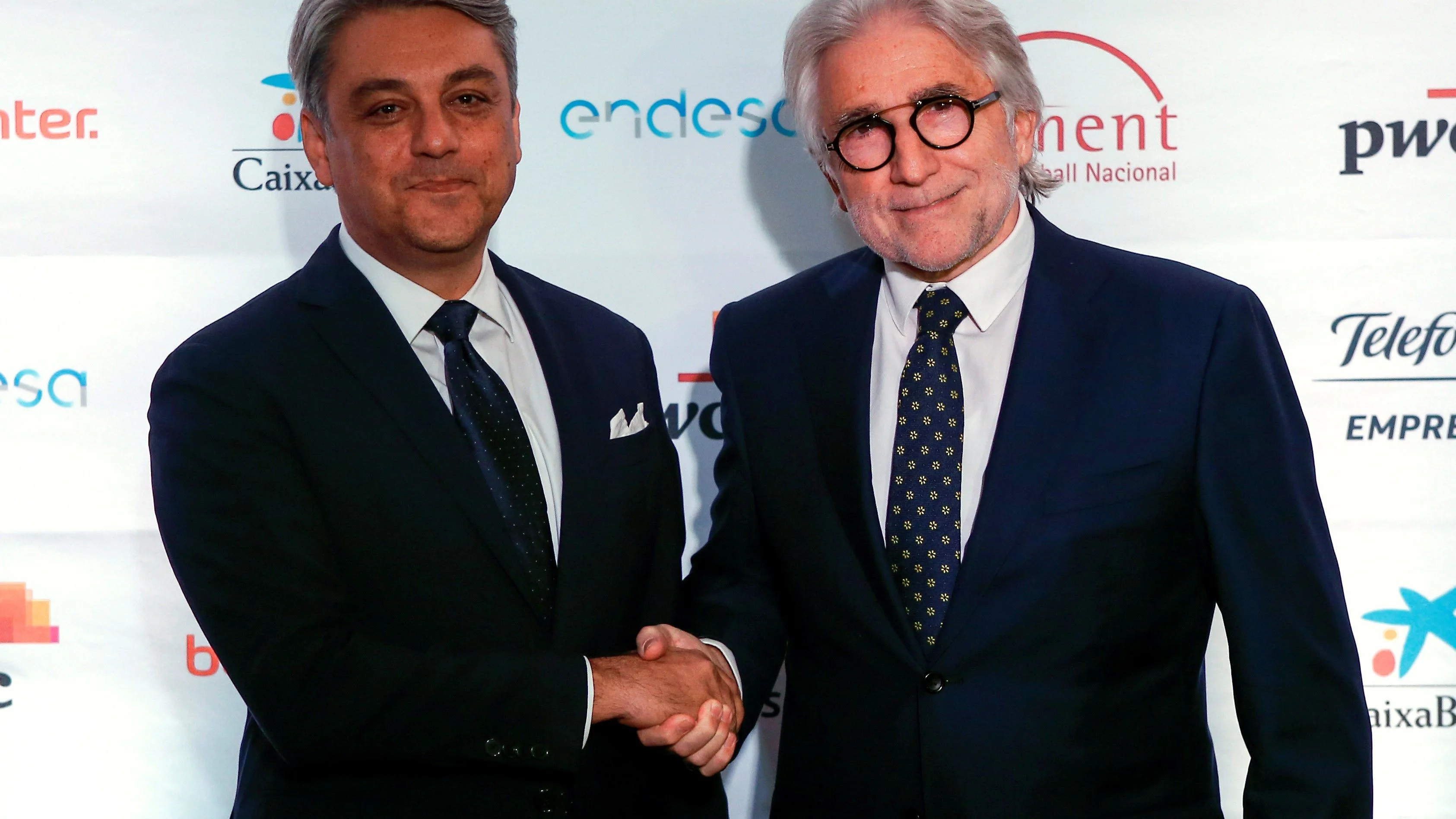 El presidente de Foment de Treball, Daniel Sánchez Llibre, saluda al presidente de SEAT, Luca de Meo (i), minutos antes del inicio de la gala de entrega de las Medallas de Honor y el XII Premio Carlos Ferrer Salat