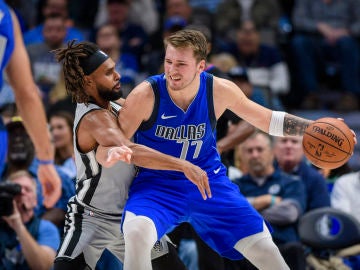 Luka Doncic postea ante Patty Mills Luka Doncic postea ante Patty Mills