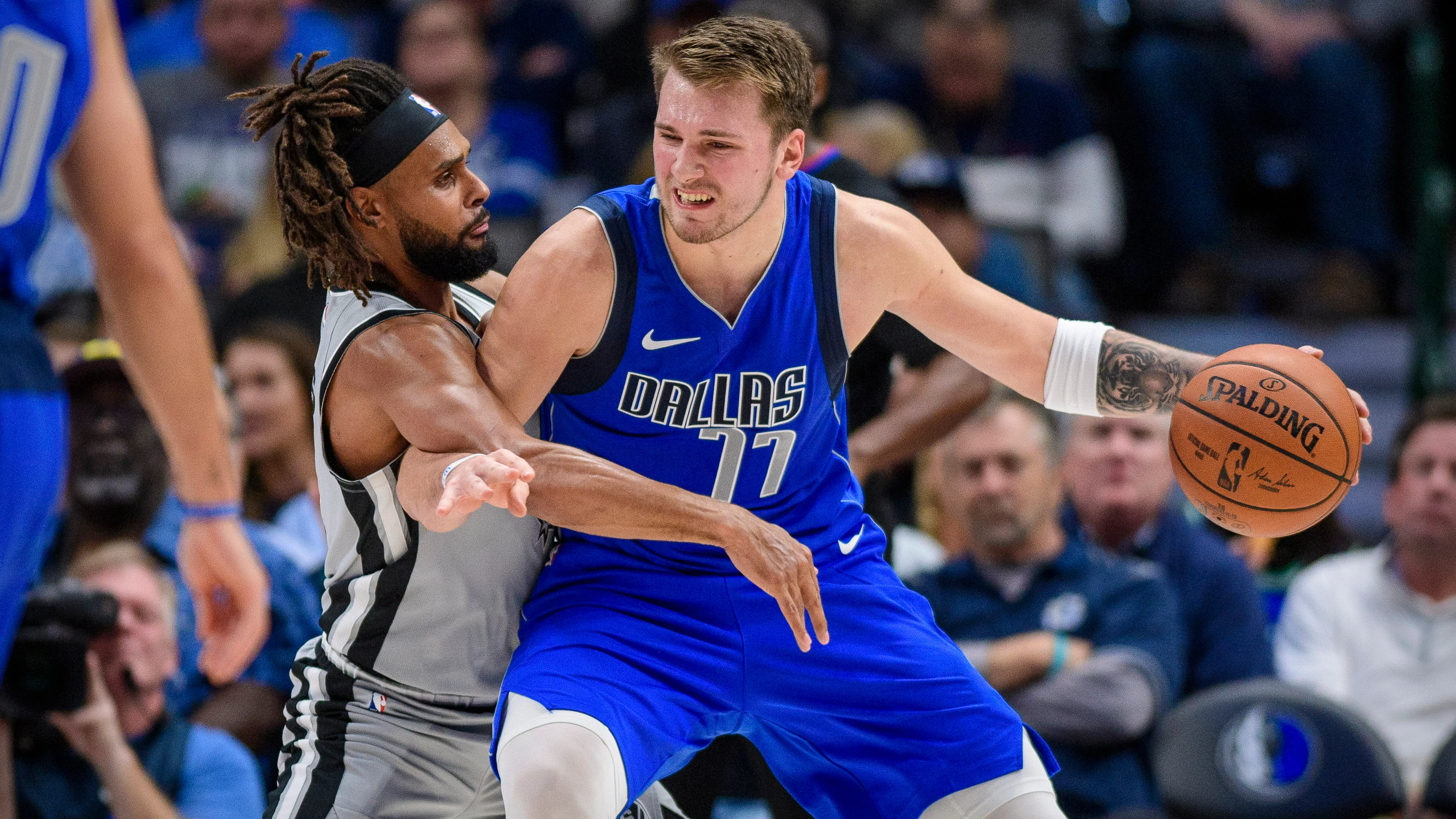 Luka Doncic postea ante Patty Mills