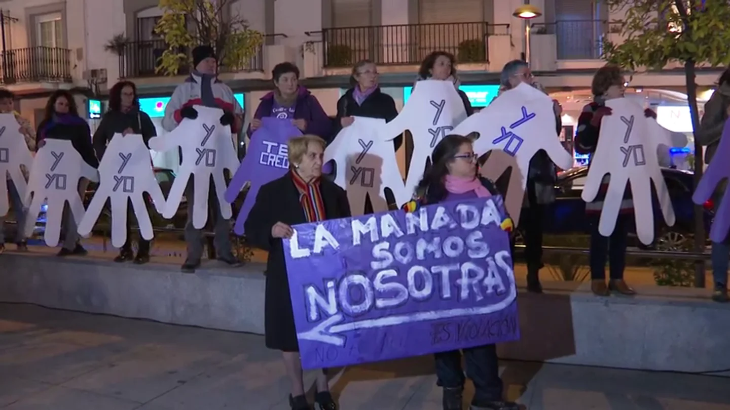 Habla la madre de la víctima de 'La Manada' en Pozoblanco: "Te han tocado manos de lobos" Habla la madre de la víctima de 'La Manada' en Pozoblanco: "Te han tocado manos de lobos"