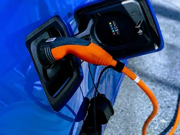 Recargando el coche eléctrico Recargando el coche eléctrico