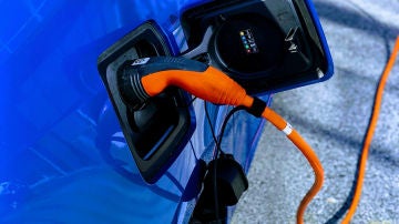 Recargando el coche eléctrico