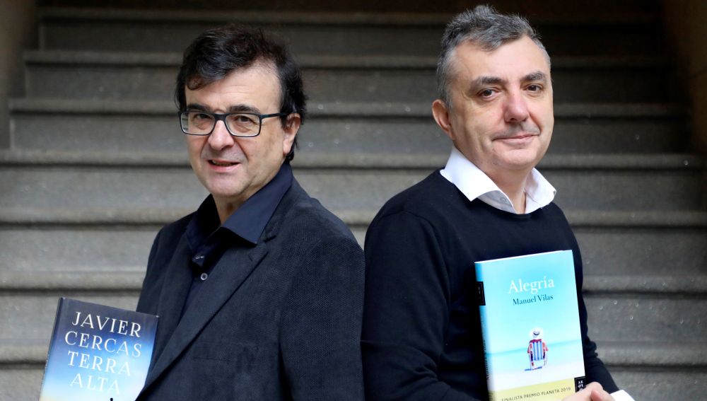 Los escritores Javier Cercas (i) y Manuel Vilas (d), ganador y finalista, respectivamente, del premio Planeta 2019.