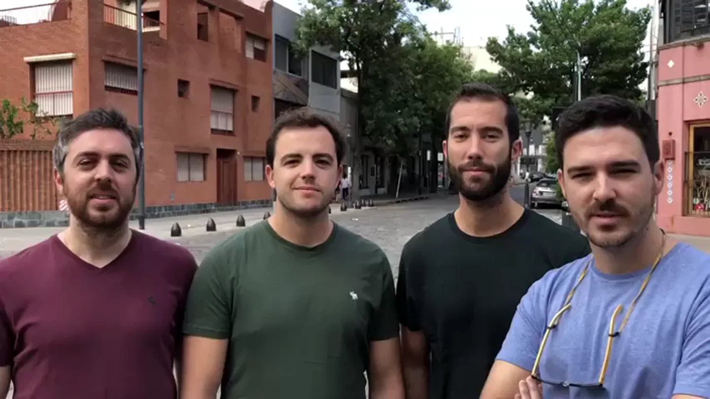 Cuatro médicos residentes sevillanos y una enfermera salmantina salvan la vida a una mujer en pleno vuelo Cuatro médicos residentes sevillanos y una enfermera salmantina salvan la vida a una mujer en pleno vuelo
