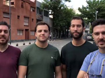 Cuatro médicos residentes sevillanos y una enfermera salmantina salvan la vida a una mujer en pleno vuelo Cuatro médicos residentes sevillanos y una enfermera salmantina salvan la vida a una mujer en pleno vuelo