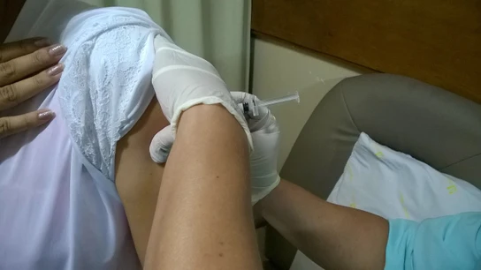 Mujer vacunándose Mujer vacunándose
