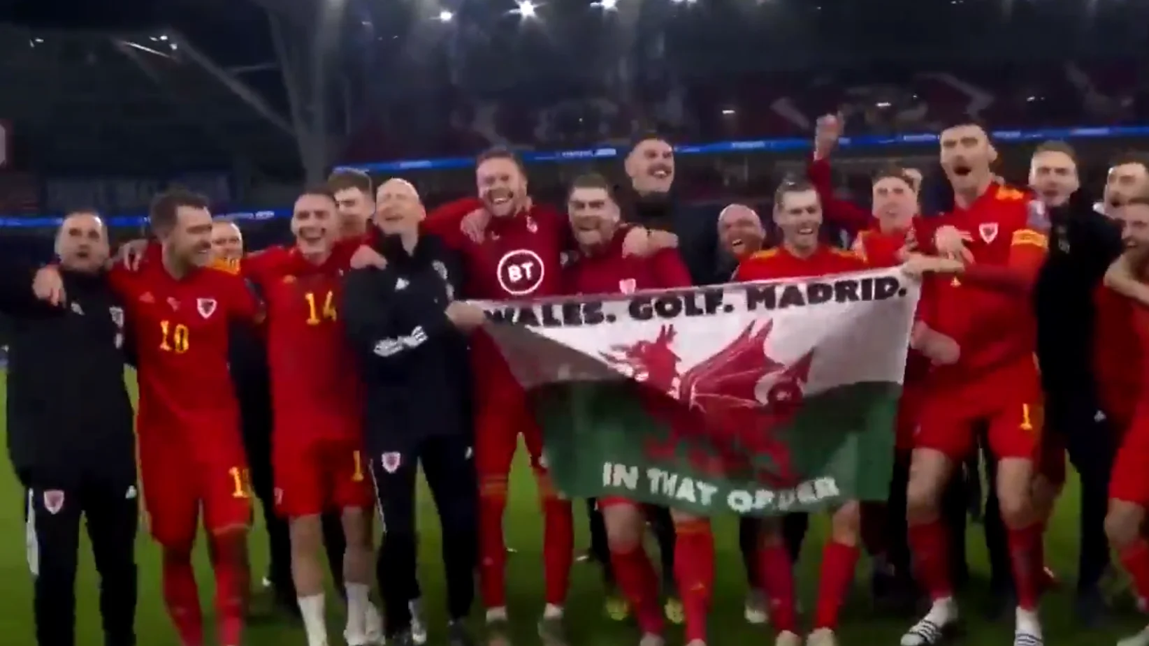 Gareth Bale y la polémica bandera con el mensaje "Gales. Golf. Madrid. En ese orden"