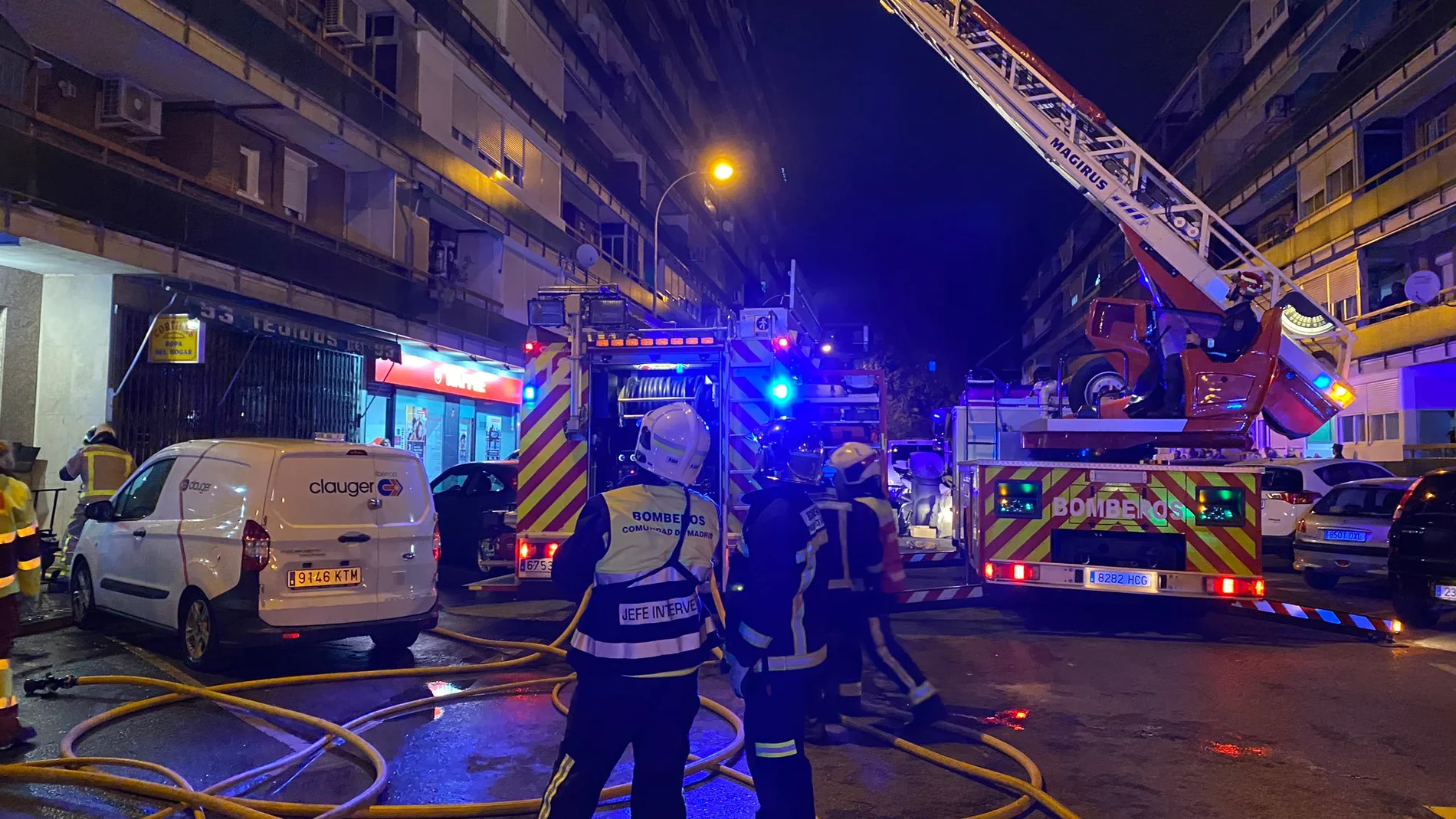 Bomberos trabajando en el dispositivo para sofocar el incendio en Leganés