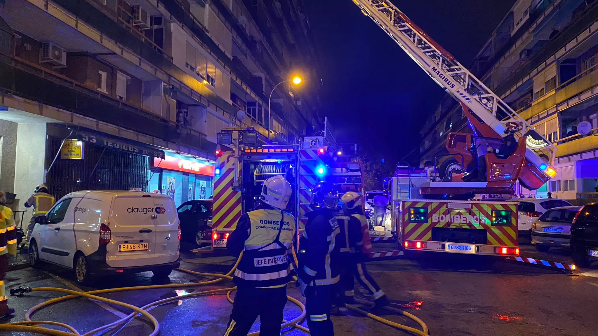 Bomberos trabajando en el dispositivo para sofocar el incendio en Leganés