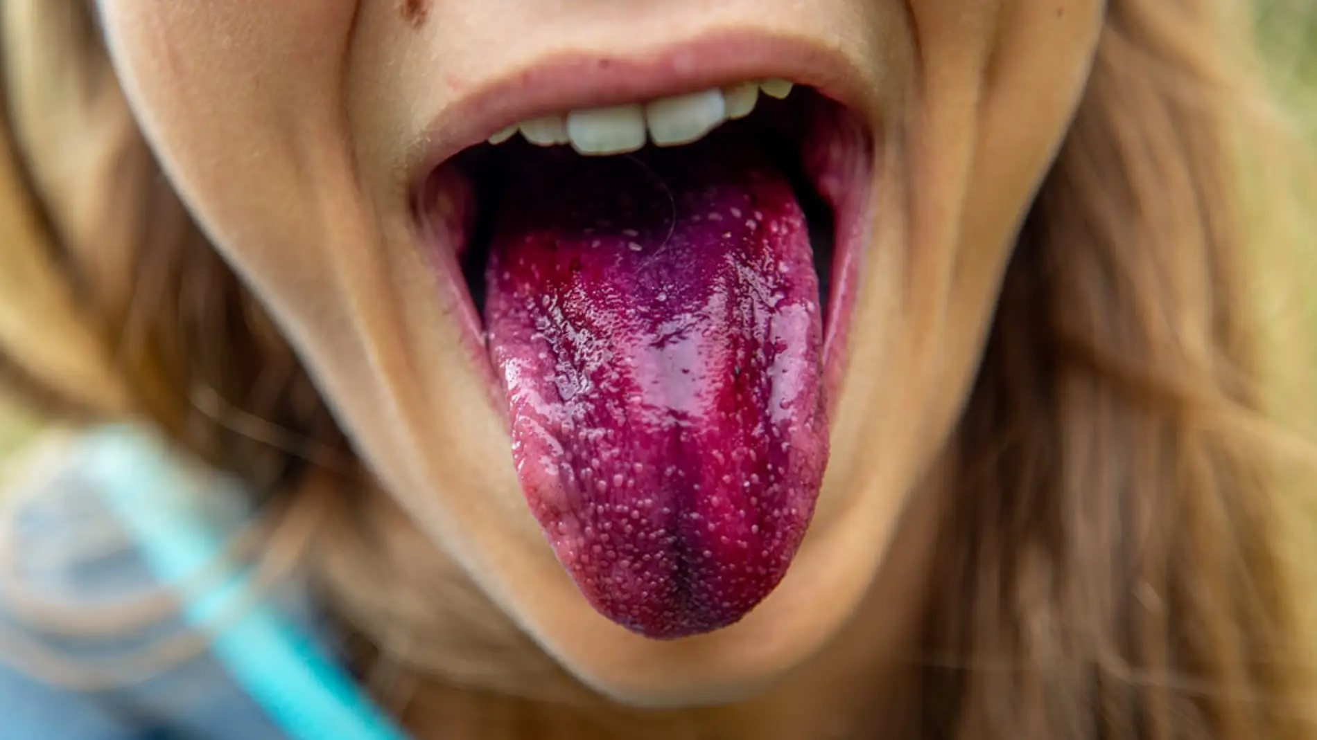 chica con la lengua fuera