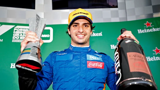 Carlos Sainz celebra su podio en Brasil Carlos Sainz celebra su podio en Brasil