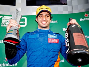 Carlos Sainz celebra su podio en Brasil Carlos Sainz celebra su podio en Brasil