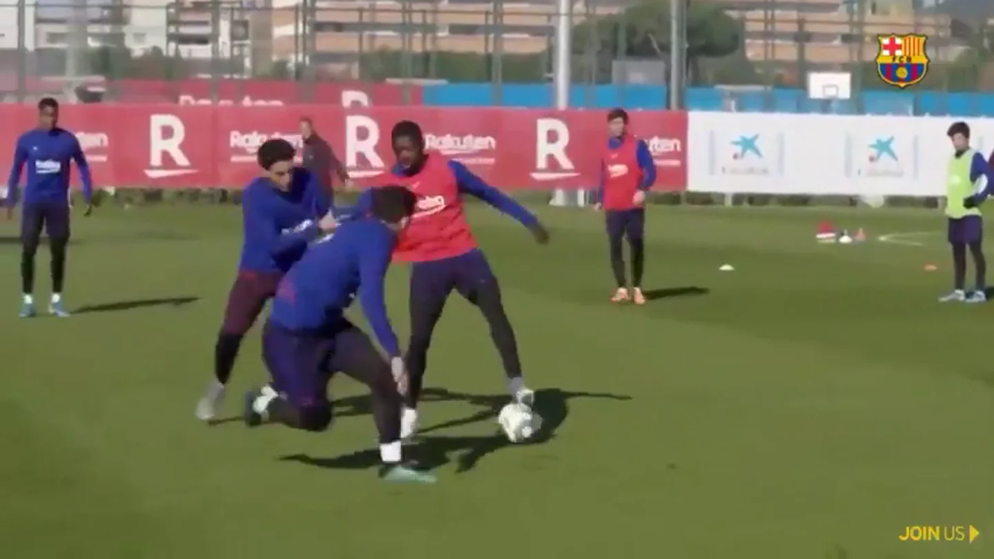 Escándalo de Dembéle en el entrenamiento del Barça: ¡Regatea a todos una y otra vez hasta marcar gol! Escándalo de Dembéle en el entrenamiento del Barça: ¡Regatea a todos una y otra vez hasta marcar gol!