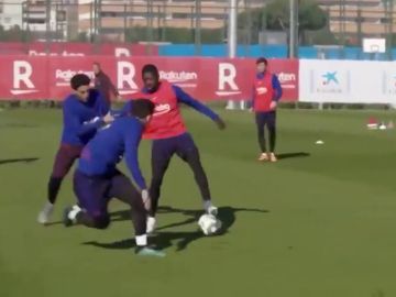 Escándalo de Dembéle en el entrenamiento del Barça: ¡Regatea a todos una y otra vez hasta marcar gol! Escándalo de Dembéle en el entrenamiento del Barça: ¡Regatea a todos una y otra vez hasta marcar gol!