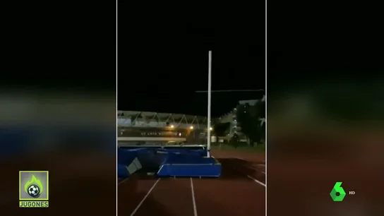 Un atleta entrena sin luz en Vigo y lanza un 'recado' al alcalde Abel Caballero: "Muchas luces de Navidad, pero..." Un atleta entrena sin luz en Vigo y lanza un 'recado' al alcalde Abel Caballero: "Muchas luces de Navidad, pero..."