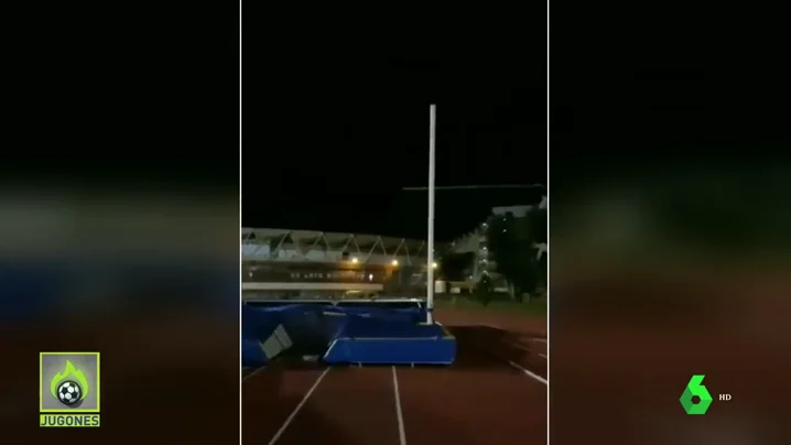 Un atleta entrena sin luz en Vigo y lanza un 'recado' al alcalde Abel Caballero: "Muchas luces de Navidad, pero..."