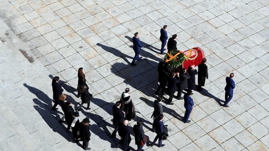 La familia Franco sacando los restos del dictador del Valle de los Caídos La familia Franco sacando los restos del dictador del Valle de los Caídos