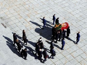 La familia Franco sacando los restos del dictador del Valle de los Caídos La familia Franco sacando los restos del dictador del Valle de los Caídos