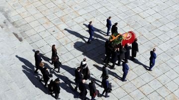 La familia Franco sacando los restos del dictador del Valle de los Caídos