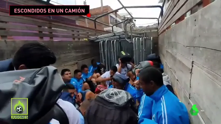 El impactante momento en el que un equipo escapa de un estadio en un camión para evitar ser linchados