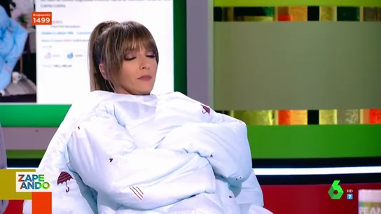 Anna Simon prueba la famosa bata-colcha en pleno directo de Zapeando Anna Simon prueba la famosa bata-colcha en pleno directo de Zapeando
