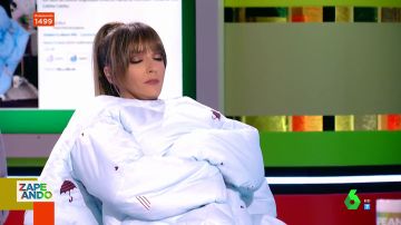 Anna Simon prueba la famosa bata-colcha en pleno directo de Zapeando