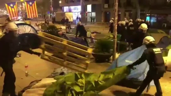 Dos detenidos en el desalojo de la acampada de Plaza Universitat en Barcelona Dos detenidos en el desalojo de la acampada de Plaza Universitat en Barcelona