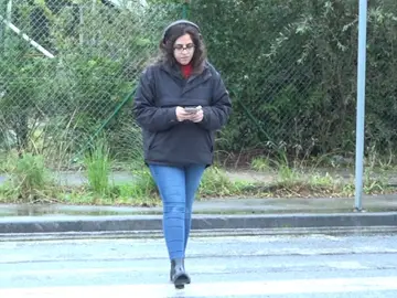 La DGT alerta a los peatones del uso de auriculares: ¿pueden multar por cruzar? La DGT alerta a los peatones del uso de auriculares: ¿pueden multar por cruzar?