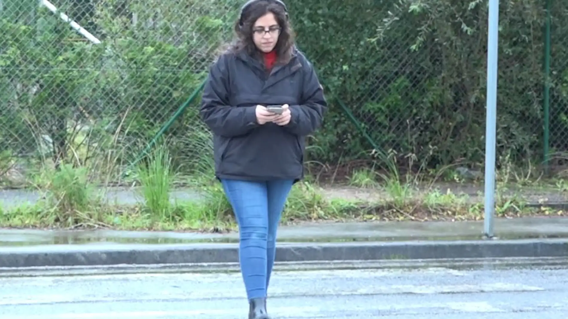 La DGT alerta a los peatones del uso de auriculares: ¿pueden multar por cruzar?