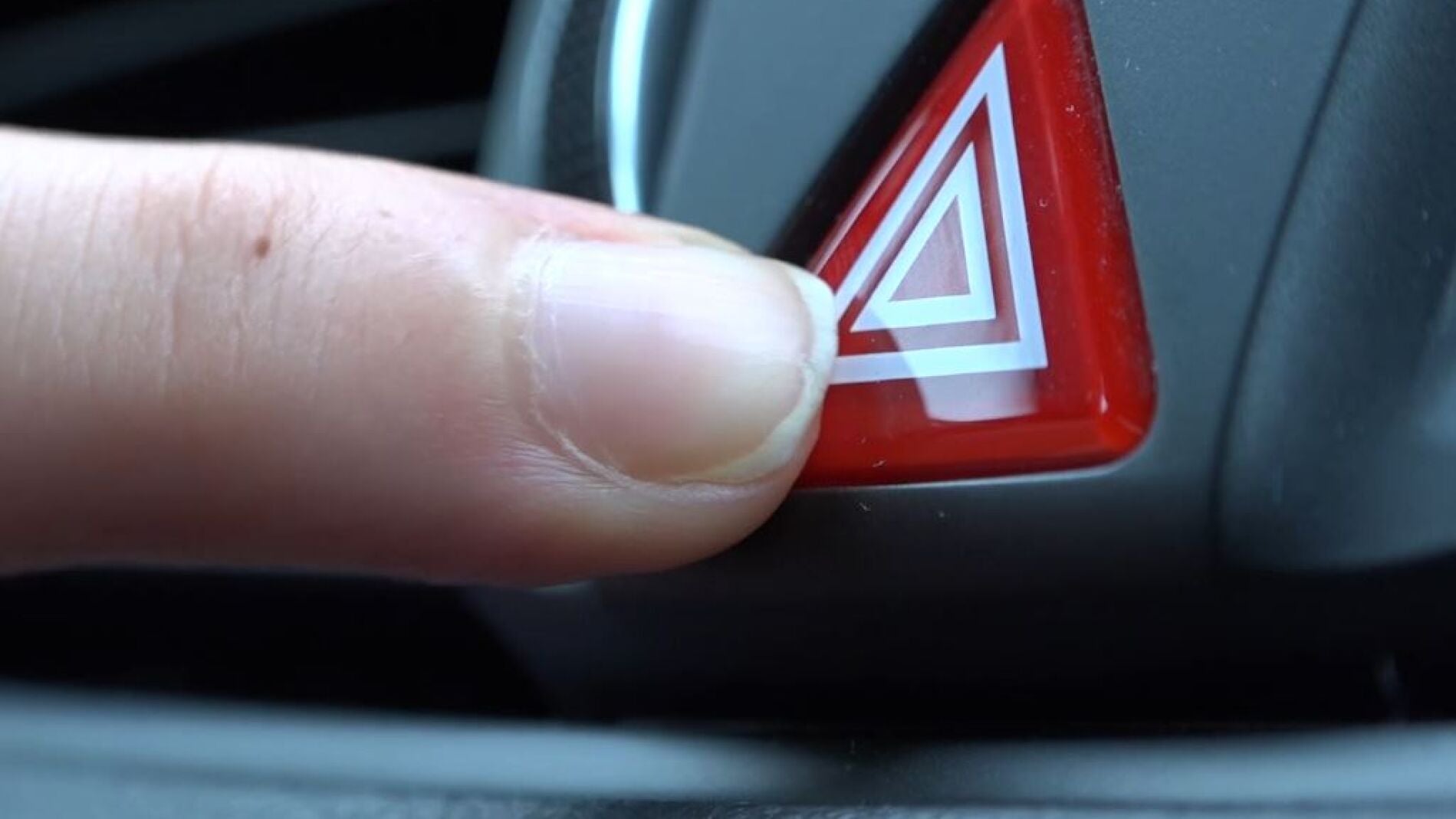 &iquest;Activas los 4 intermitentes al parar en doble fila? Podr&iacute;a costarte una multa