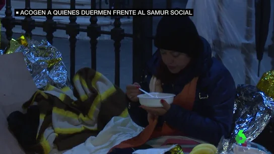 La historia de los migrantes que piden duermen frente al Samur Social: un joven huyó de Colombia tras el asesinato de su padre La historia de los migrantes que piden duermen frente al Samur Social: un joven huyó de Colombia tras el asesinato de su padre