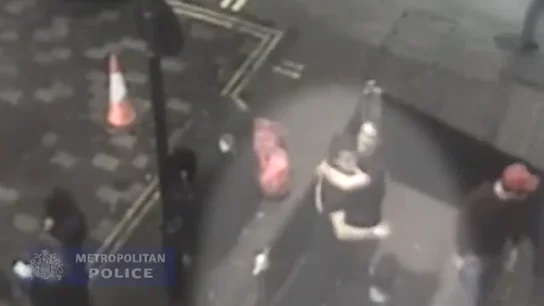 Dos hombres violan brutalmente a una joven y se felicitan minutos después chocando los cinco Dos hombres violan brutalmente a una joven y se felicitan minutos después chocando los cinco