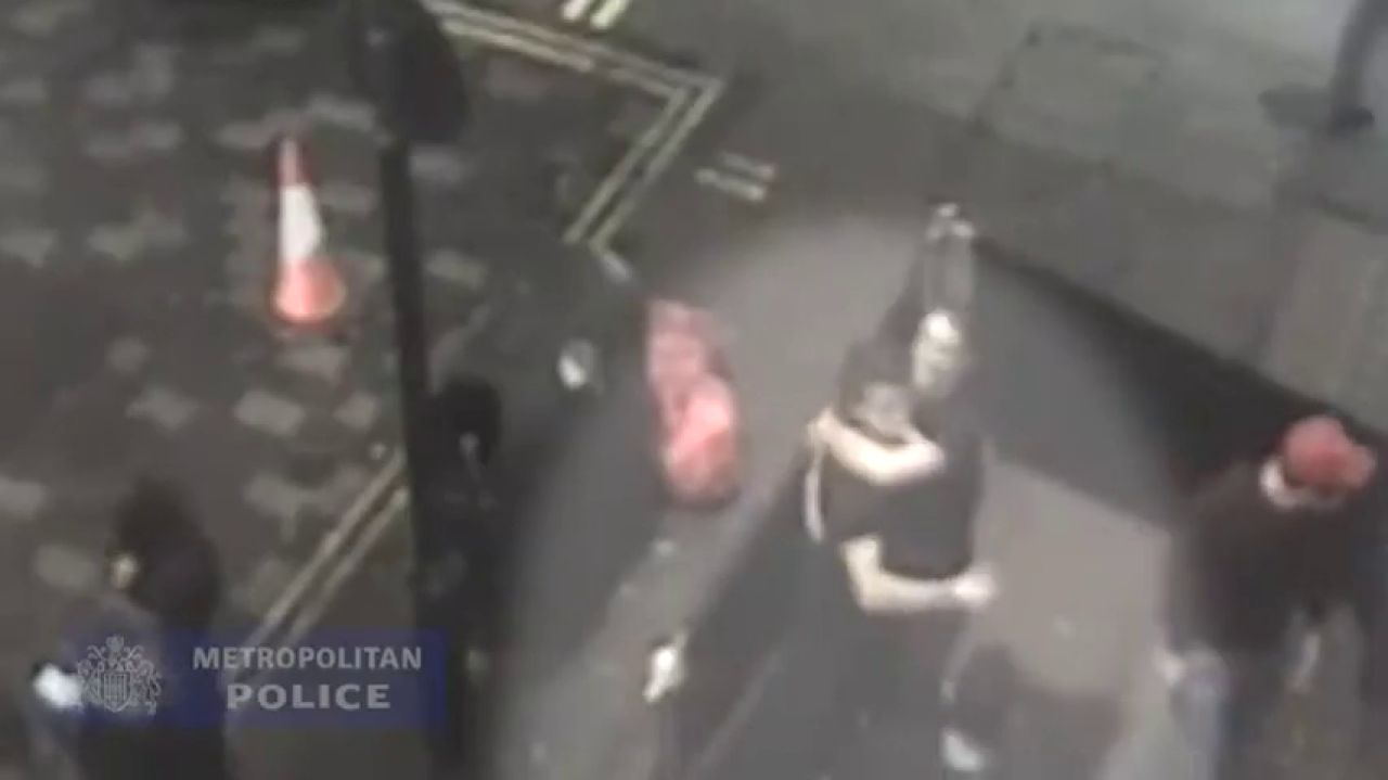 Dos hombres violan brutalmente a una joven y se felicitan minutos ...