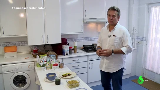 Un hombre consumidor de superalimentos Un hombre consumidor de superalimentos