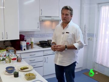 Un hombre consumidor de superalimentos Un hombre consumidor de superalimentos