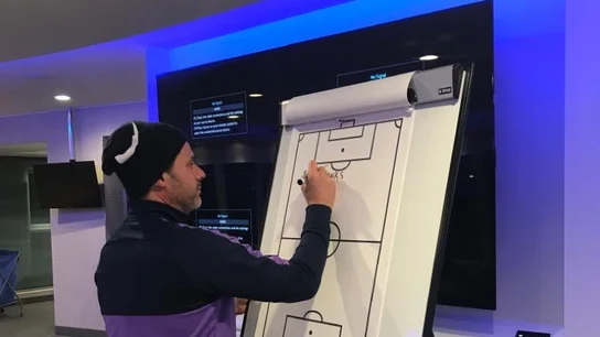 Pochettino escribiendo en la pizarra del vestuario  Pochettino escribiendo en la pizarra del vestuario