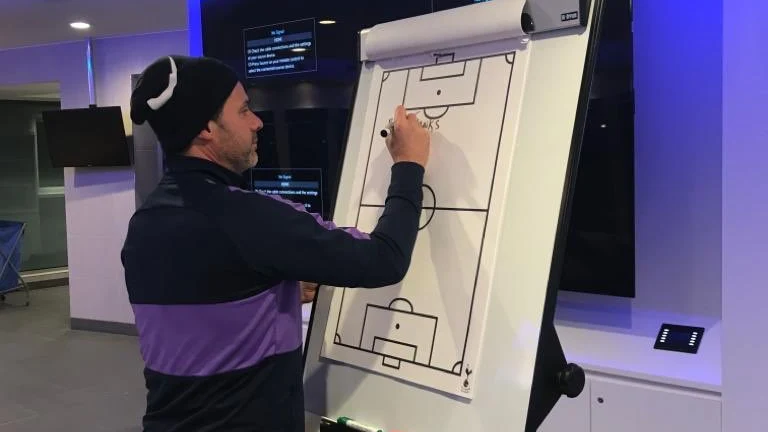 Pochettino escribiendo en la pizarra del vestuario 