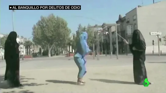 Los líderes de Vox Barcelona nombrados por Abascal, al banquillo por una campaña de odio contra los inmigrantes Los líderes de Vox Barcelona nombrados por Abascal, al banquillo por una campaña de odio contra los inmigrantes