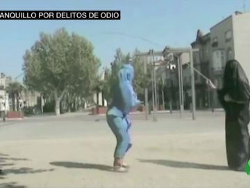 Los líderes de Vox Barcelona nombrados por Abascal, al banquillo por una campaña de odio contra los inmigrantes Los líderes de Vox Barcelona nombrados por Abascal, al banquillo por una campaña de odio contra los inmigrantes