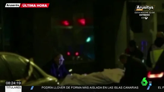 Un hombre amenaza con cortarse el cuello y muere tras un tiroteo en una comisaría de Sevilla Un hombre amenaza con cortarse el cuello y muere tras un tiroteo en una comisaría de Sevilla