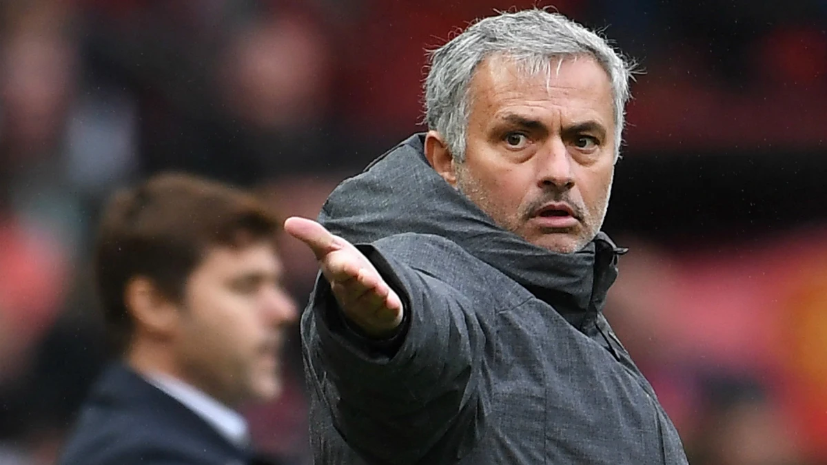 Jose Mourinho, delante de Pochettino