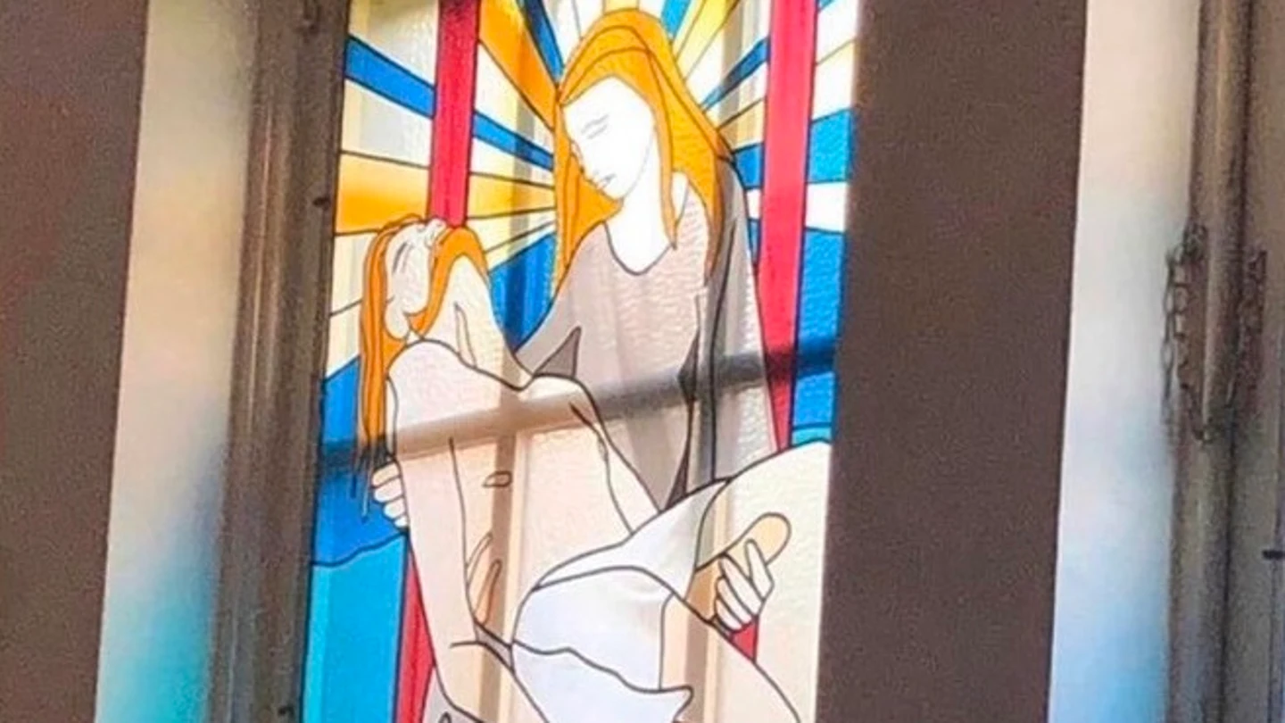 La vidirera de una iglesia que ha revolucionado a las mentes más sucias La vidirera de una iglesia que ha revolucionado a las mentes más sucias
