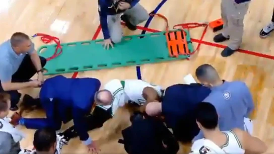 Kemba Walker, tendido en la cancha Kemba Walker, tendido en la cancha