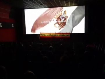 Multan con 3.000 euros a cada uno de los cinco miembros de España 2000 que boicoteron en Valencia la última película de Amenábar Multan con 3.000 euros a cada uno de los cinco miembros de España 2000 que boicoteron en Valencia la última película de Amenábar
