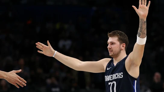 Luka Doncic celebra un punto Luka Doncic celebra un punto